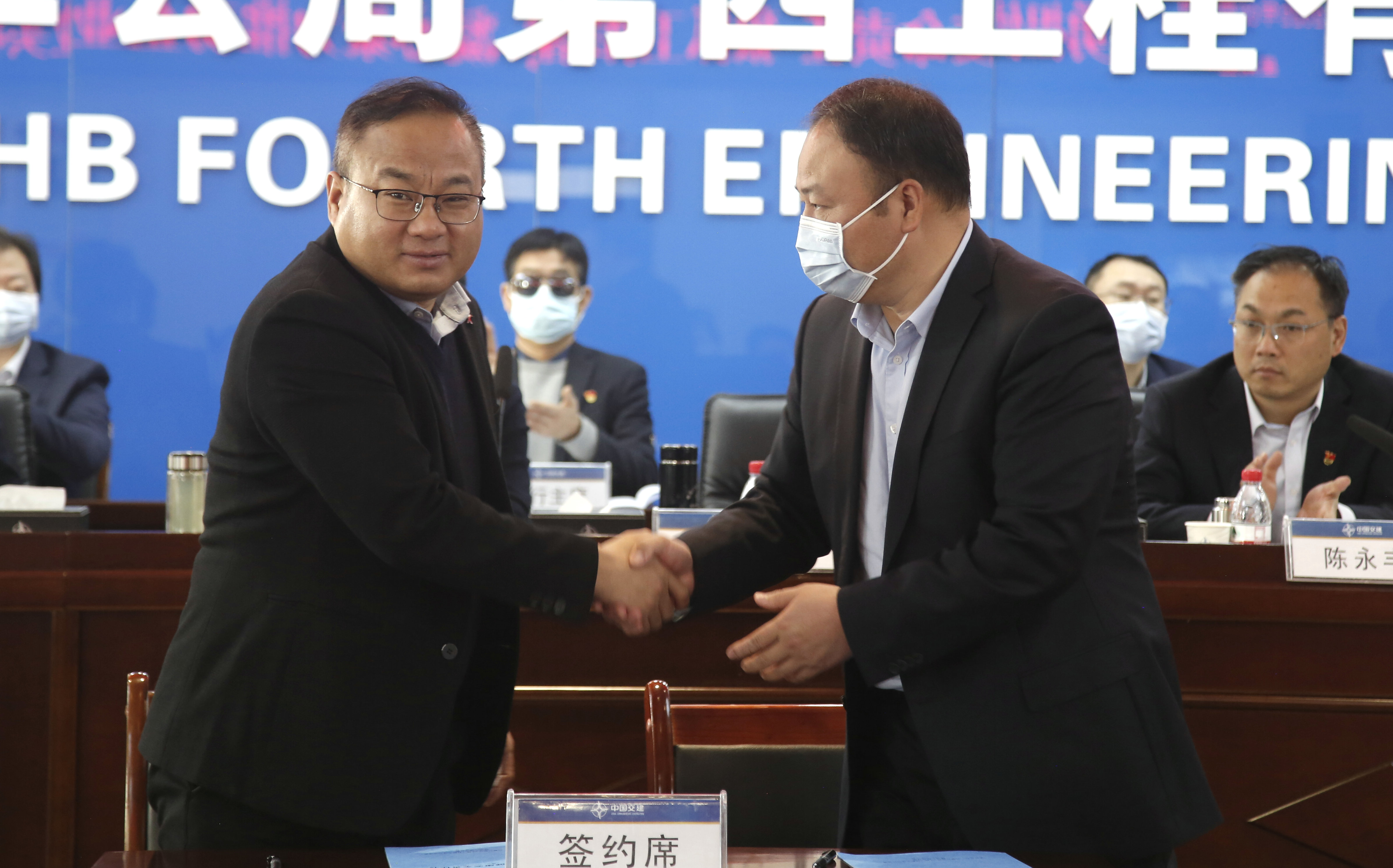 7.李总签约.JPG